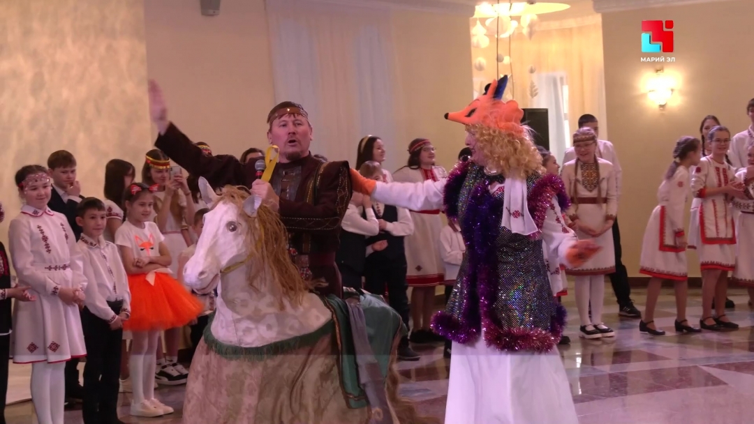 В Йошкар-Оле марийская елка собрала в хороводе 200 ребят