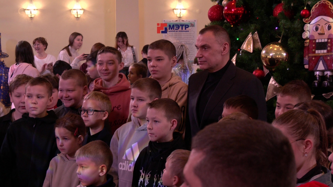 Глава Марий Эл Юрий Зайцев поздравил с наступающим Новым Годом детей героев СВО