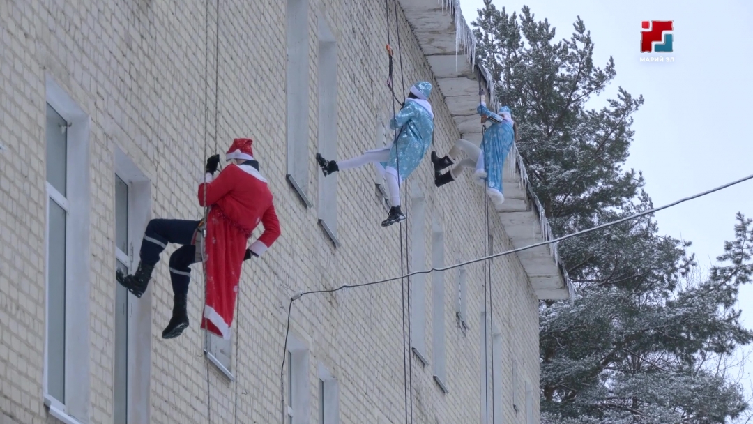 В Йошкар-Оле пациентам детской городской больницы постучал в окно Дед Мороз