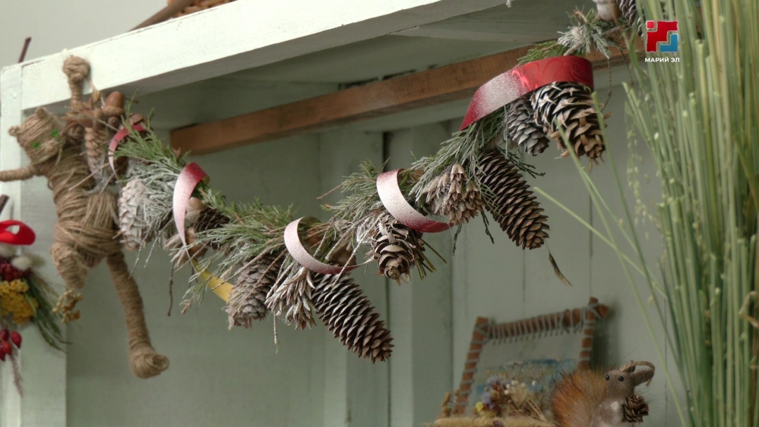 В Ботаническом саду Йошкар-Олы учат делать новогодние украшения из натуральных материалов