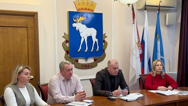 В мэрии Йошкар-Олы обсудили расчистку дворов, содержание кровель и порядок на входных группах