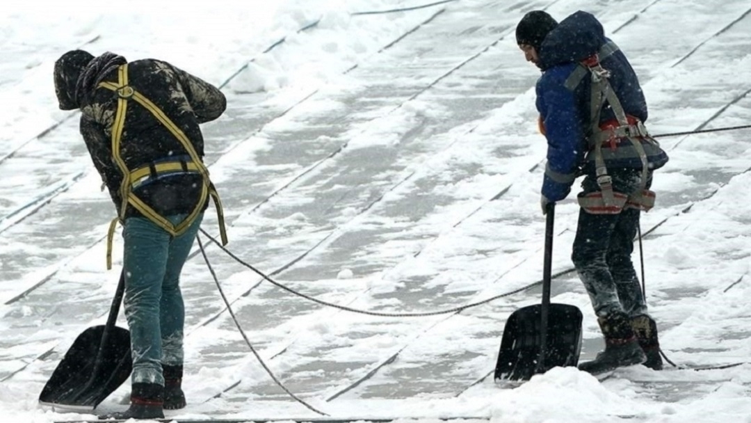 Энергетики Марий Эл рассказали, как сохранить жизнь при очистке крыш от льда и снега