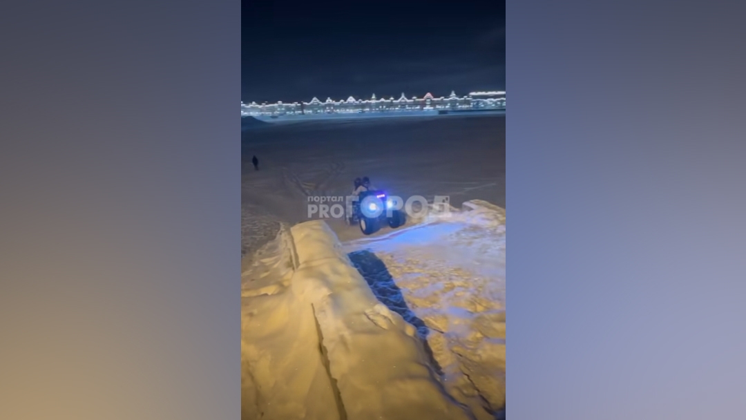 В Йошкар-Оле молодые люди на квадроциклах устроили опасный заезд по льду реки и тротуару — проводится проверка