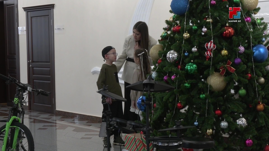 Глава республики Юрий Зайцев исполнил заветные мечты участников акции «Ёлка желаний»