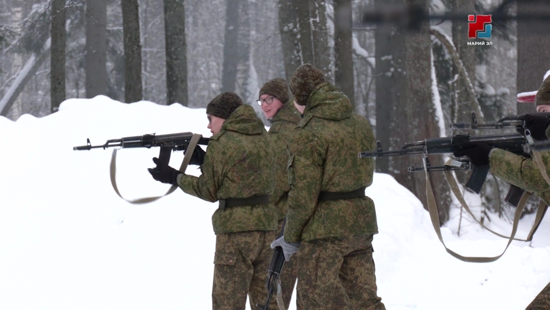 Школьники Марий Эл учатся разбирать автомат и управлять БПЛА
