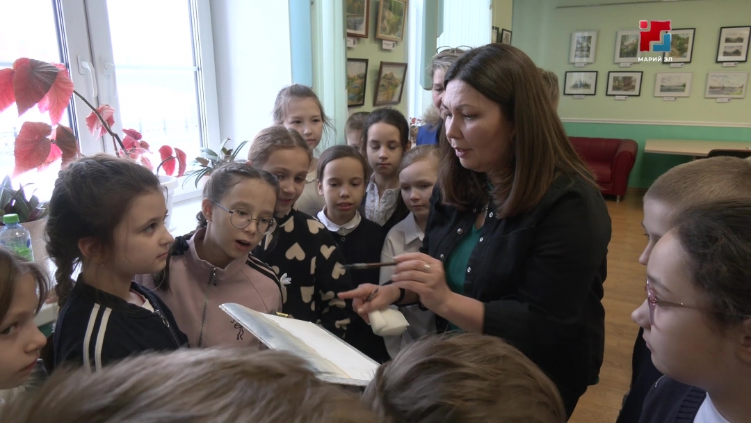 В. Колумб лӱмеш книгагудышто сӱретче Елена Аникинан ончерже пашам ышта