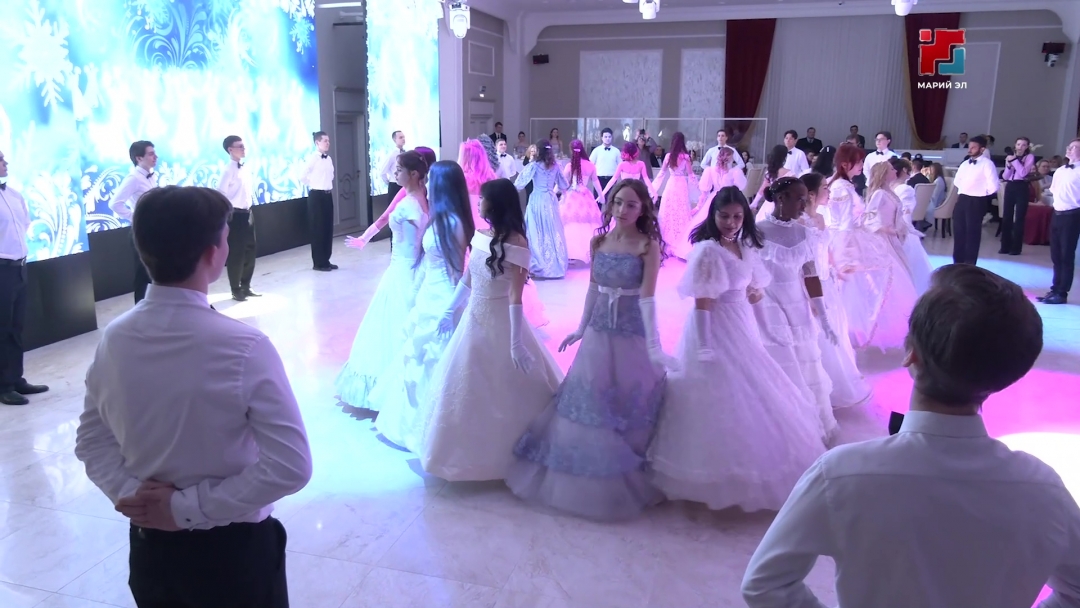 В Марий Эл студенческий бал собрал 25 пар