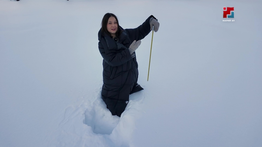 На улицах Йошкар-Олы идут снежные раскопки: жители отвоевывают машины и дорожки у сугробов