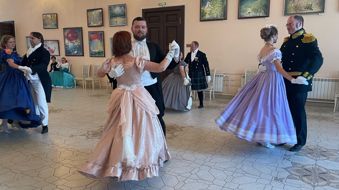 Вальс, менуэт и кринолины: в замке Шереметева возродят атмосферу светского бала