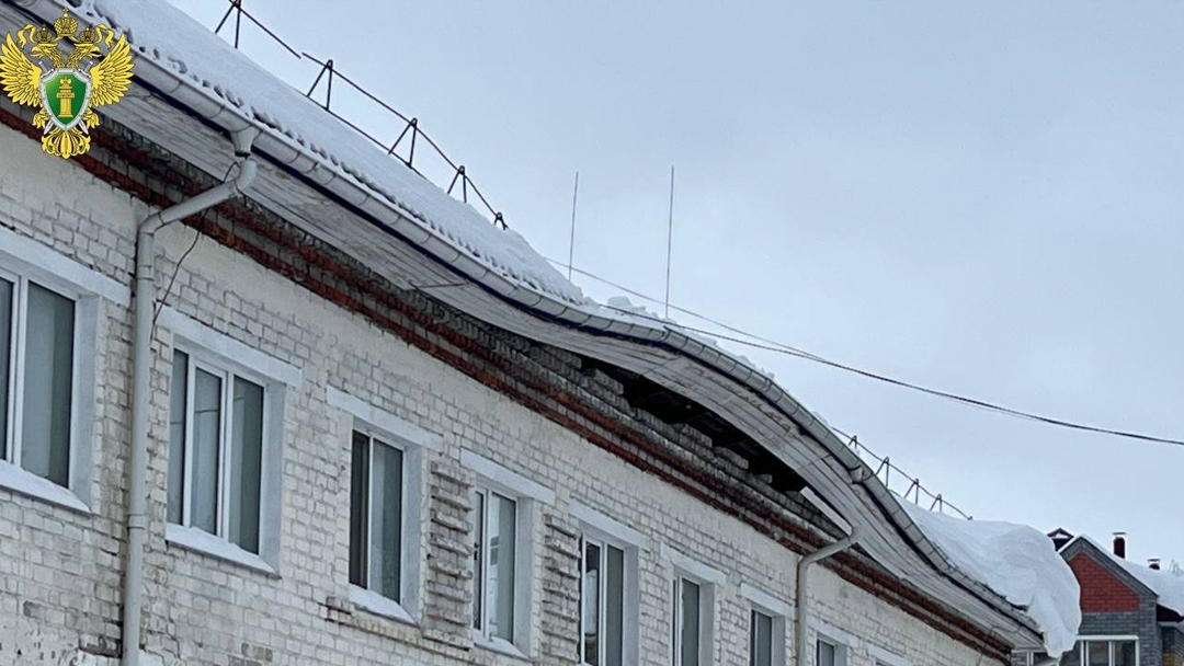 В Звенигове крыша жилого дома не выдержала обильных снегопадов