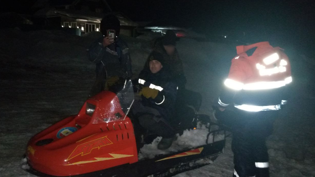 В Марий Эл спасатели вызволили из снежного плена мужчин на снегоходах