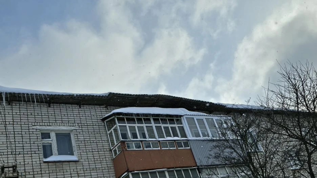 В Козьмодемьянске из-за обильных снегопадов частично обрушилась кровля жилого дома