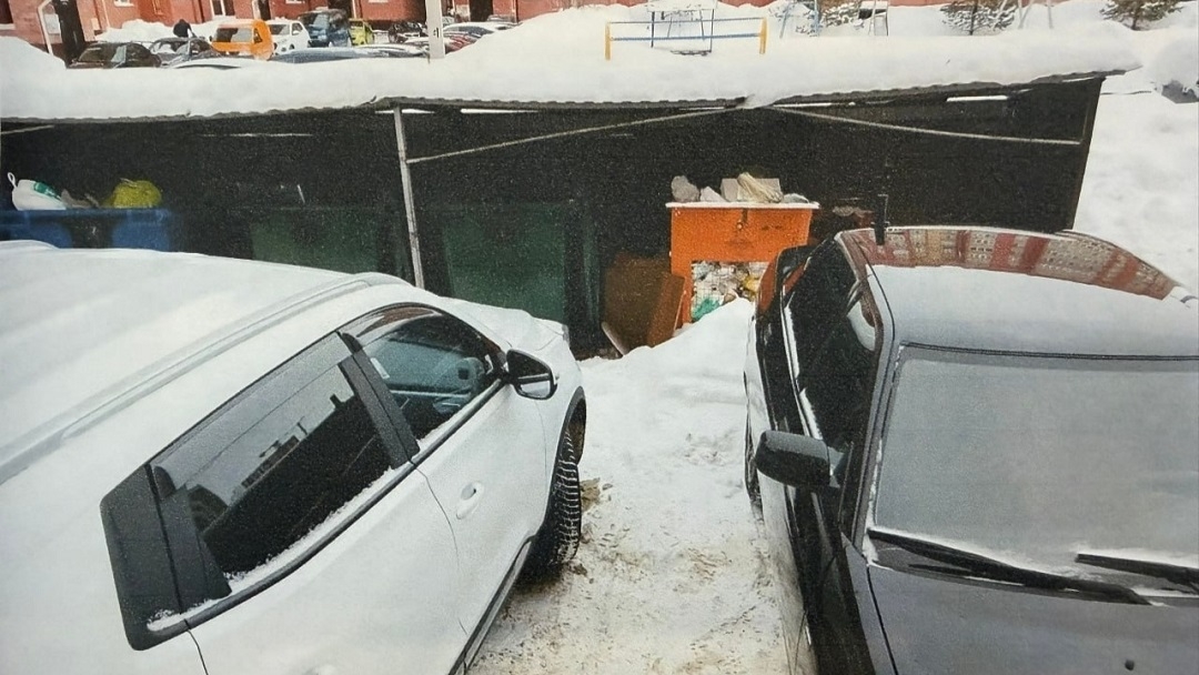 В Йошкар-Оле личный транспорт мешает уборке мусора