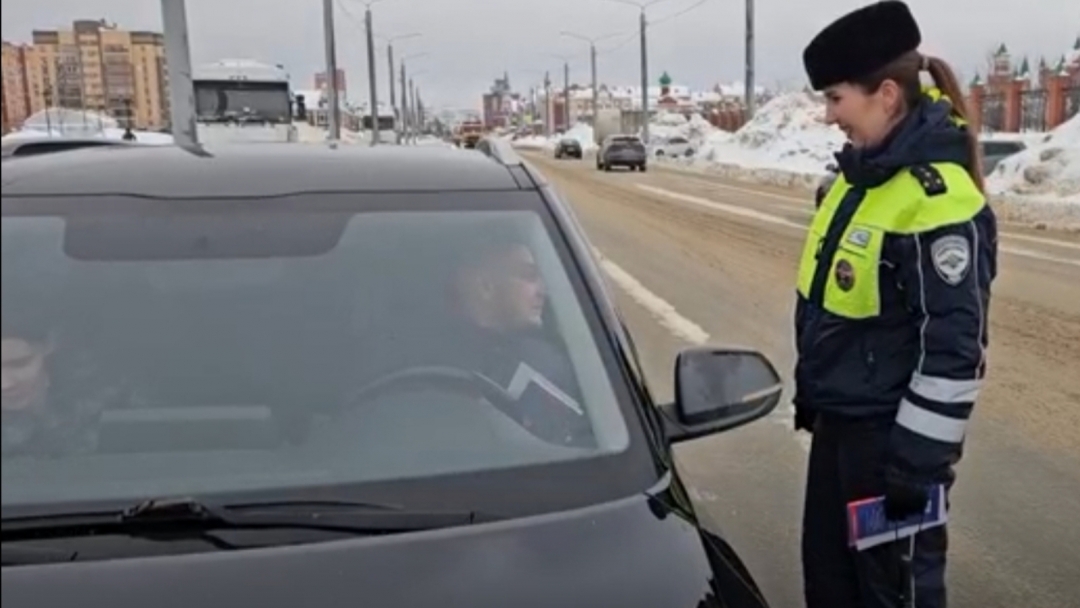 В Марий Эл мужчин-водителей с наступающим Днем защитника Отечества поздравил женский патруль