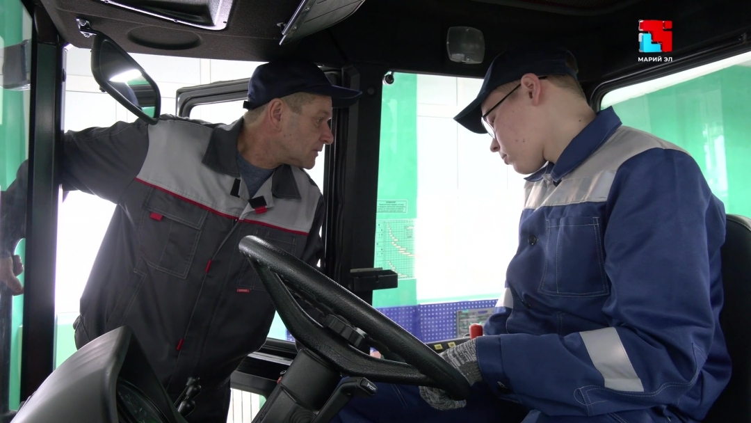 Марий Турек посёлкысо «Ялозанлык механизаций техникум» у мастерской ден кугешнен кертеш