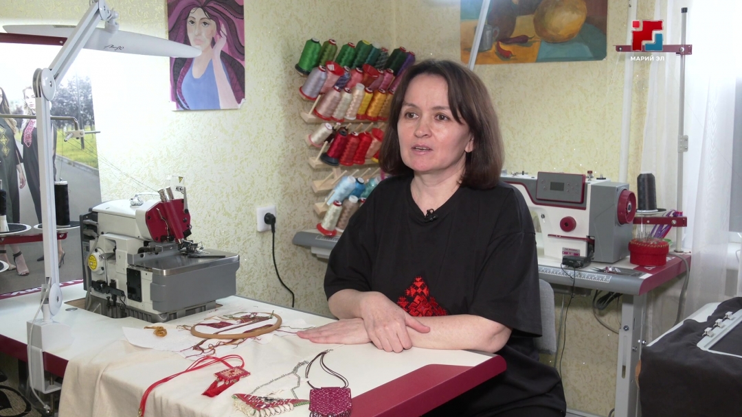 Марий йӱла: Кидмастар, этнодизайнер Надежда Акиева кызытсе вургемым марий тӱр дене сылнештарыме нерген
