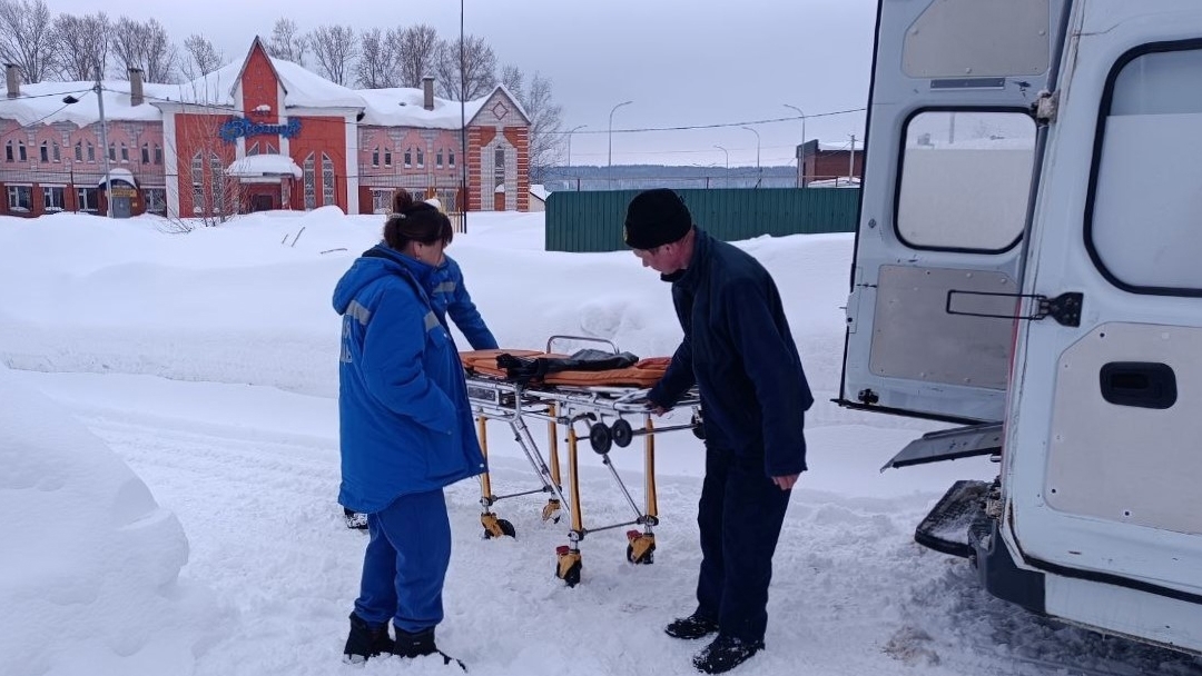 В городе Звенигово спасатели вызволили женщину из-под снежной лавины