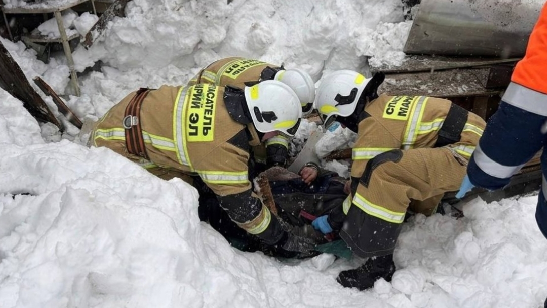 В посёлке Знаменский спасатели вызволили мужчину из снежного плена
