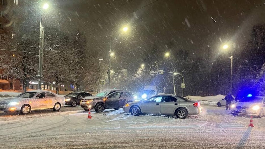 Автобус вылетел на встречную полосу в Йошкар-Оле