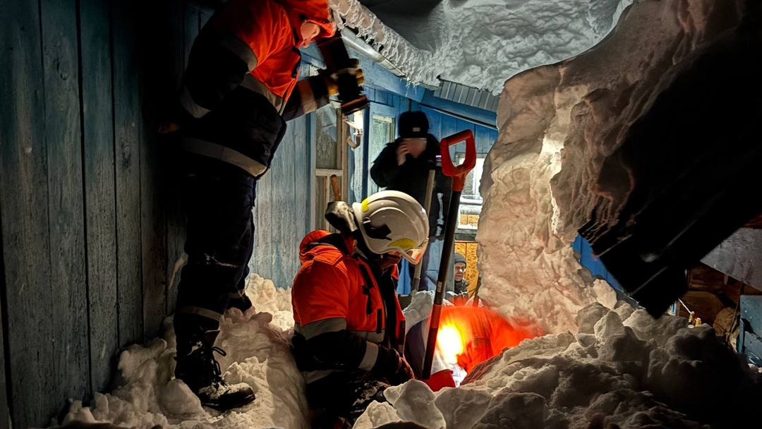 Спасатели нашли тело мужчины под снегом в Куяре