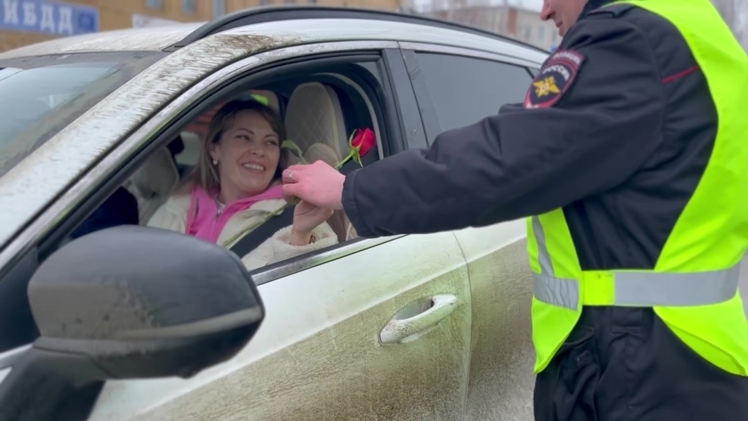 Цветы для автоледи: в Марий Эл проходит акция, приуроченная к 8 Марта
