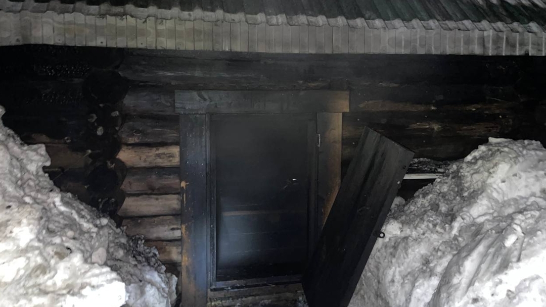 Три боевых подразделения тушили пожар в частном секторе Волжского округа