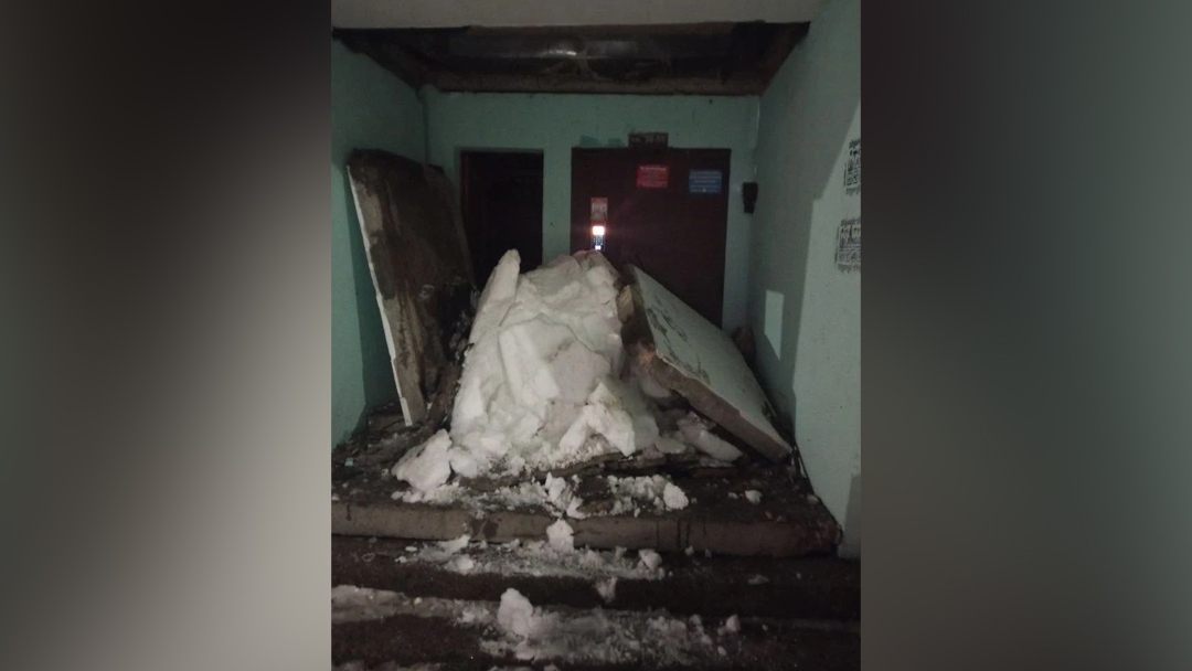 В Медведеве прокуратура начала проверку после обрушения козырька в жилом доме