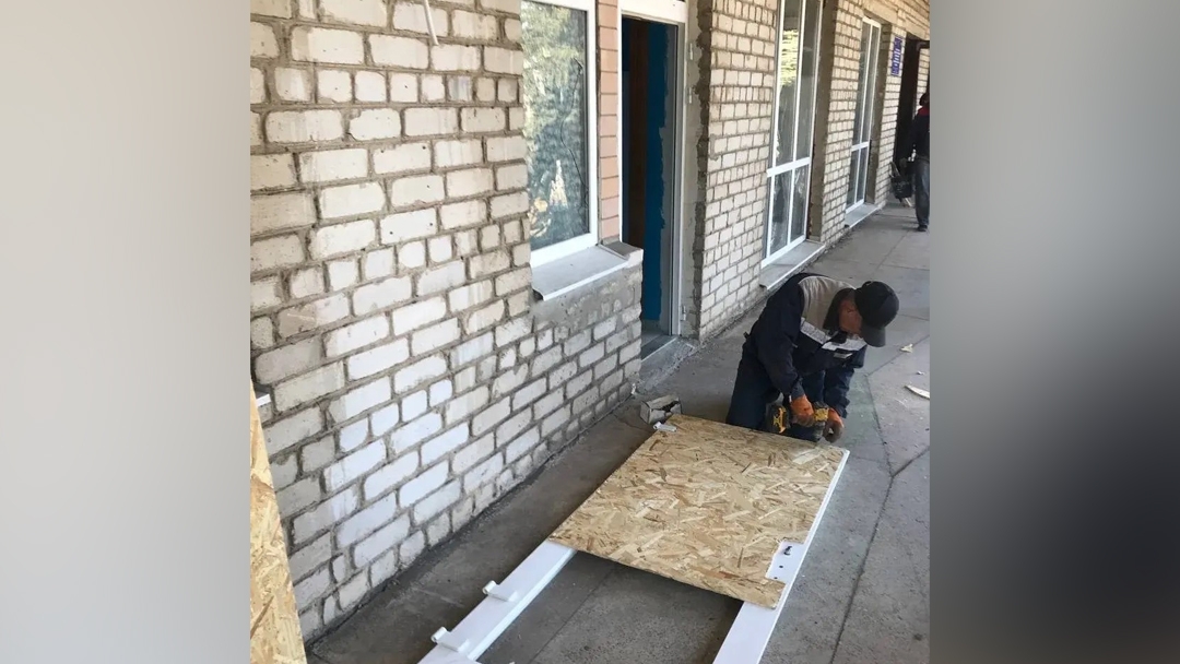 Специалисты из Марий Эл закрыли выбитые взрывом окна в больнице Куйбышево