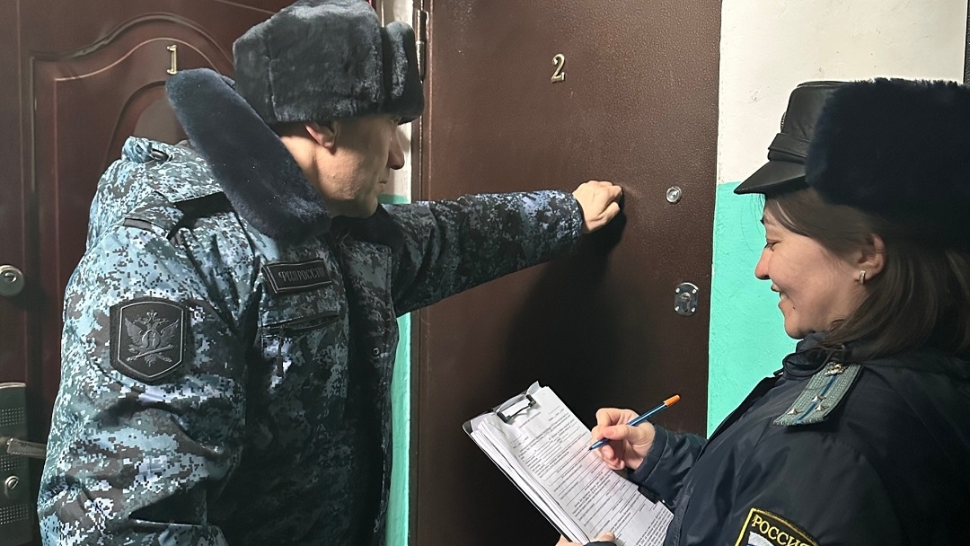 В Марий Эл мать спряталась в детской кроватке, чтобы не платить алименты на дочь