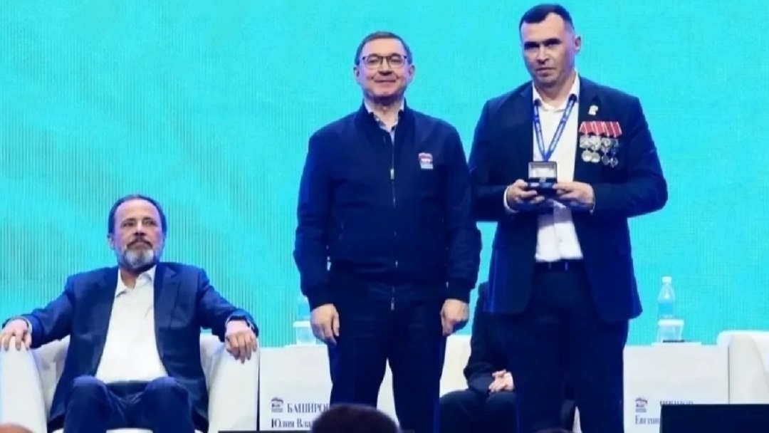 Секретарь Генерального совета «Единой России» Владимир Якушев вручил партийный билет Роману Возняку