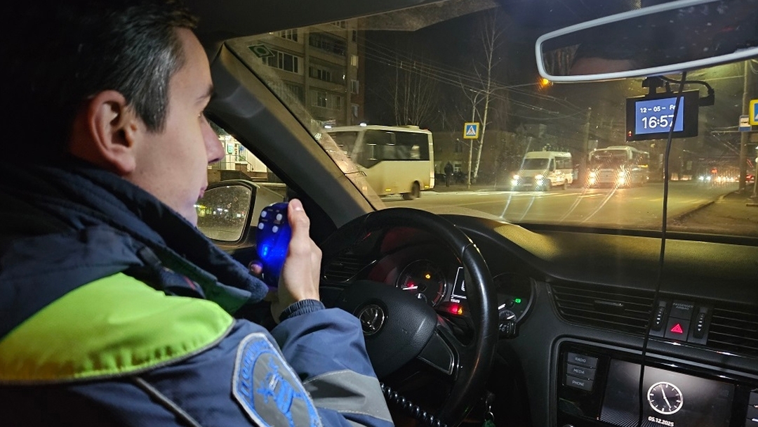 В Йошкар-Оле инспекторы ДПС задержали несовершеннолетнего «зацепера», катавшегося на троллейбусе