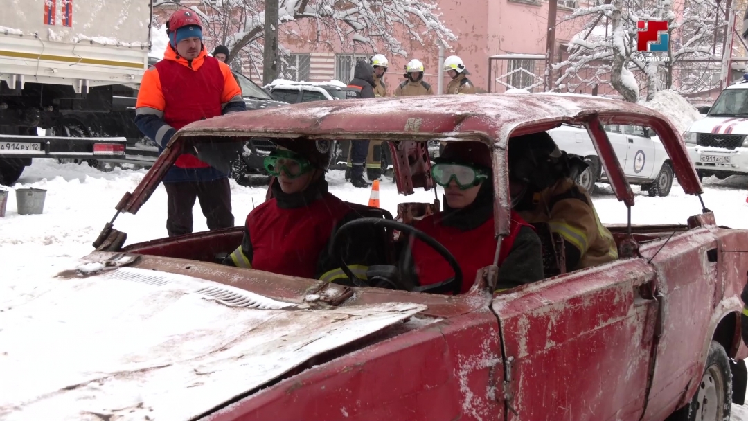В Йошкар-Оле спасатели соревновались в ликвидации последствий ДТП