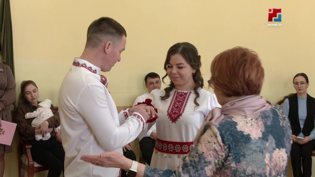 Сотрудники Медведевского ЗАГСа предлагают провести национальную свадьбу