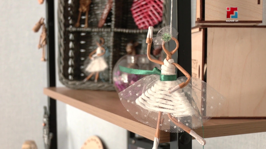 Йошкар-Олаште илыше Инна Артемьева кагазым тодмо воштыр гыч тӱрлӧ сувенирым ямдыла