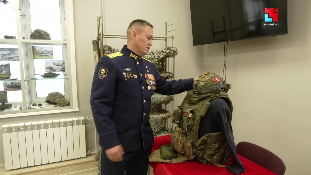 Герой России Анатолий Иванов передал музею МарГУ бронежилет и каску