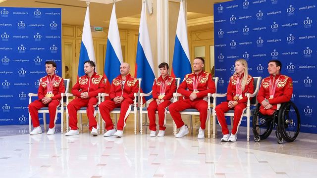 Сенатор Сергей Мартынов встретился с героями Паралимпиады-2026 в Совете Федерации