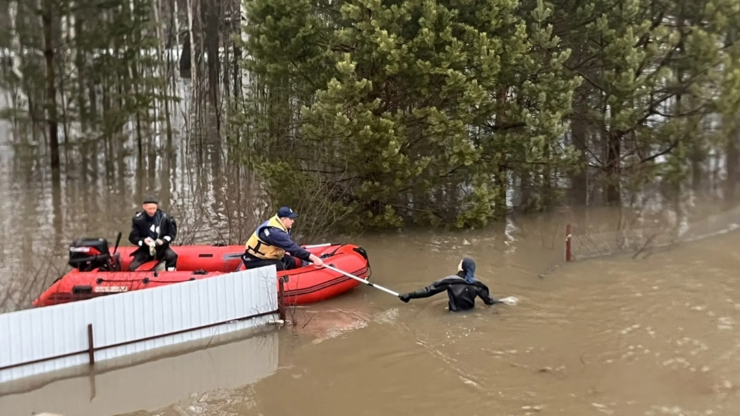 В Марий Эл спасатели эвакуировали семью с тремя детьми из зоны затопления