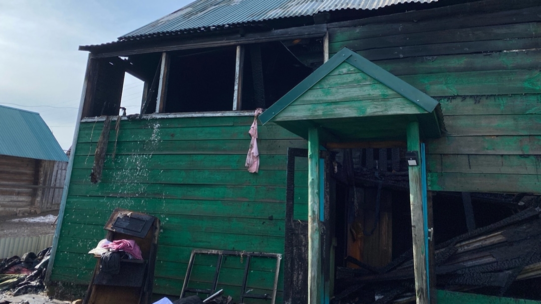 Огонь повредил веранду и кровлю жилого дома в Марий Эл