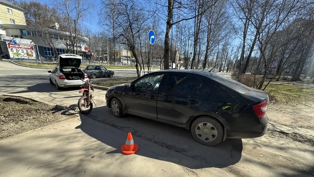 В Йошкар-Оле нетрезвый подросток на питбайке влетел в иномарку