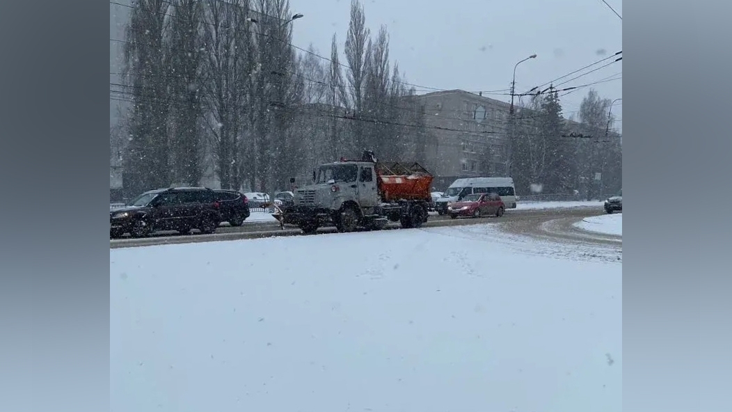 Снегоуборочная техника вышла на заснеженные улицы Йошкар-Олы