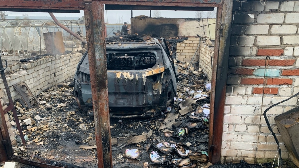 В Куженерском районе ночной пожар уничтожил автомобиль и хозпостройки