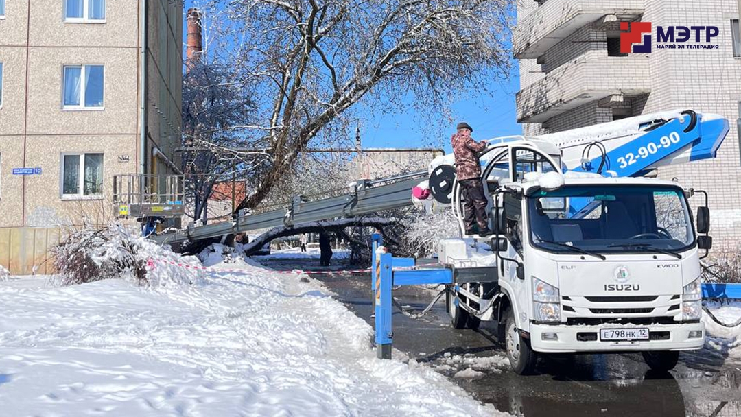 В Йошкар-Оле второй день подряд ликвидируют последствия ледяного дождя и ураганного ветра