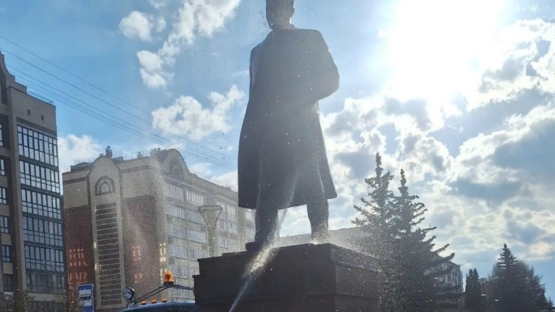 В Йошкар-Оле начали мыть памятники после зимы