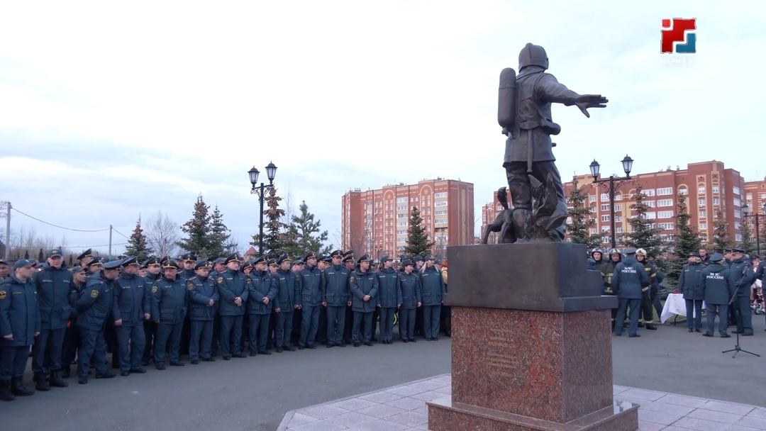 В Марий Эл у подножия памятника «Пожарным и спасателям» зажглись свечи в память о тех, кто погиб при исполнении служебного долга
