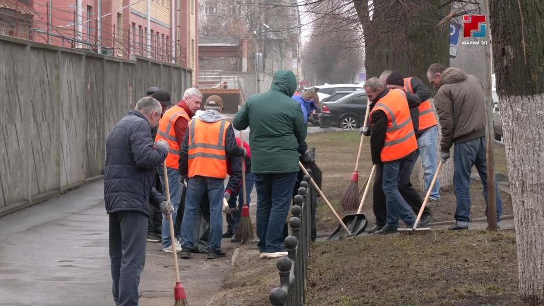 Трудовые коллективы и неравнодушные жители вышли на субботник в Йошкар-Оле