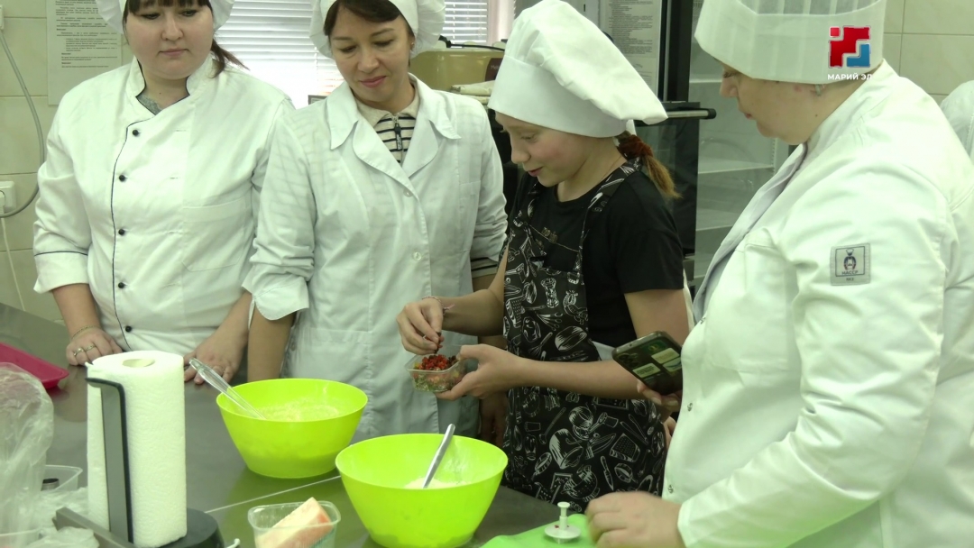 В Марий Эл родные бойцов СВО испекли куличи для отправки на передовую