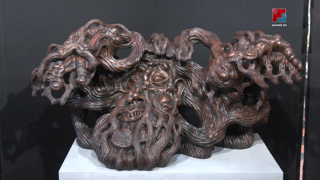 Козьмодемьянскысе  Остап Бендер лӱмеш сатир да юмор тоштерыште скульптор Николай Леденейкинын шочмо кечыжлан  пӧлеклалтше пайрем