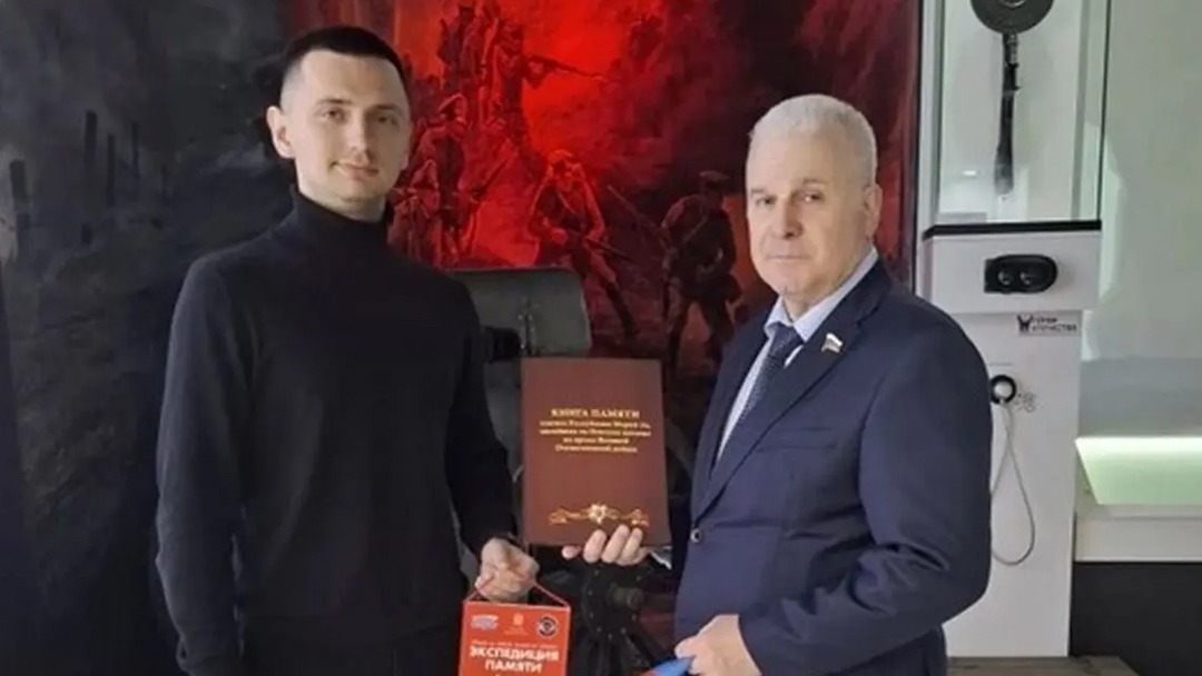 Сенатор Сергей Мартынов передал в дар музею в Йошкар-Оле Книгу памяти о героях Невского пятачка