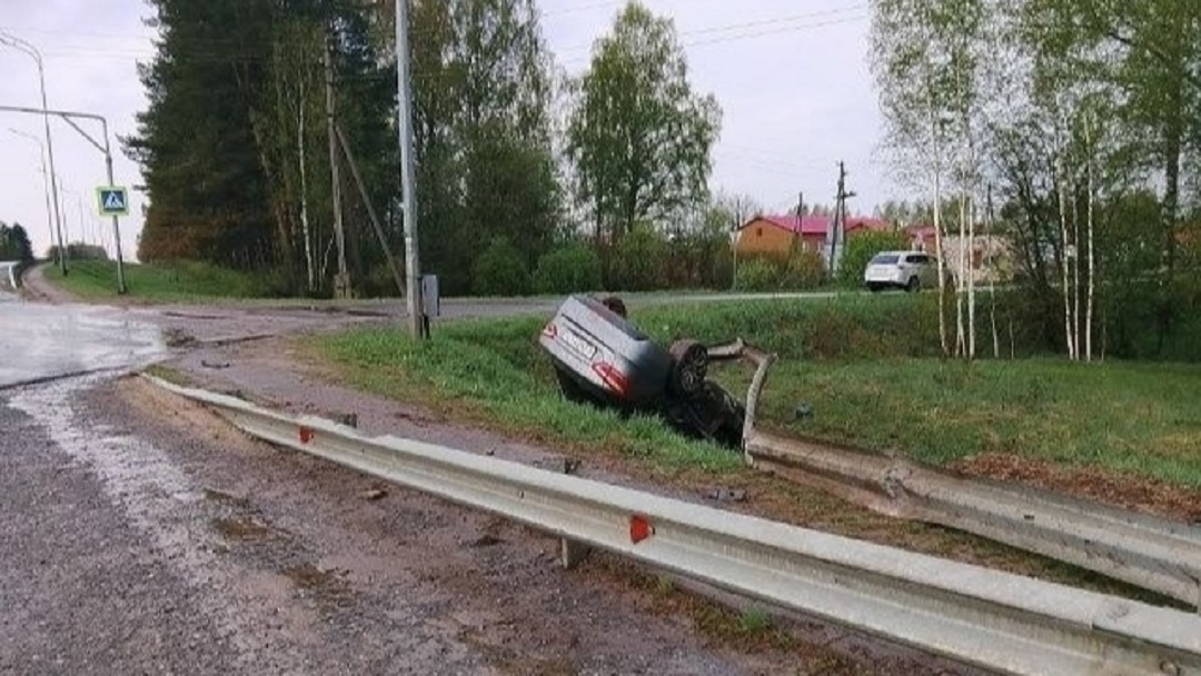 На трассе в Марий Эл водитель врезался в отбойник