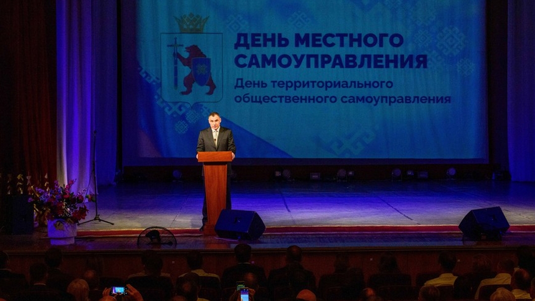 Юрий Зайцев вручил награды работникам местного самоуправления Марий Эл
